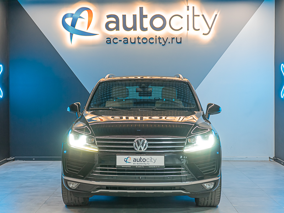 Volkswagen Touareg 2015, (Черный) с пробегом 208 398 км в Новосибирске