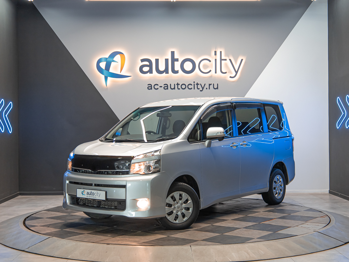 Авто Toyota Voxy 2012 с пробегом 176 352 км, Новосибирск