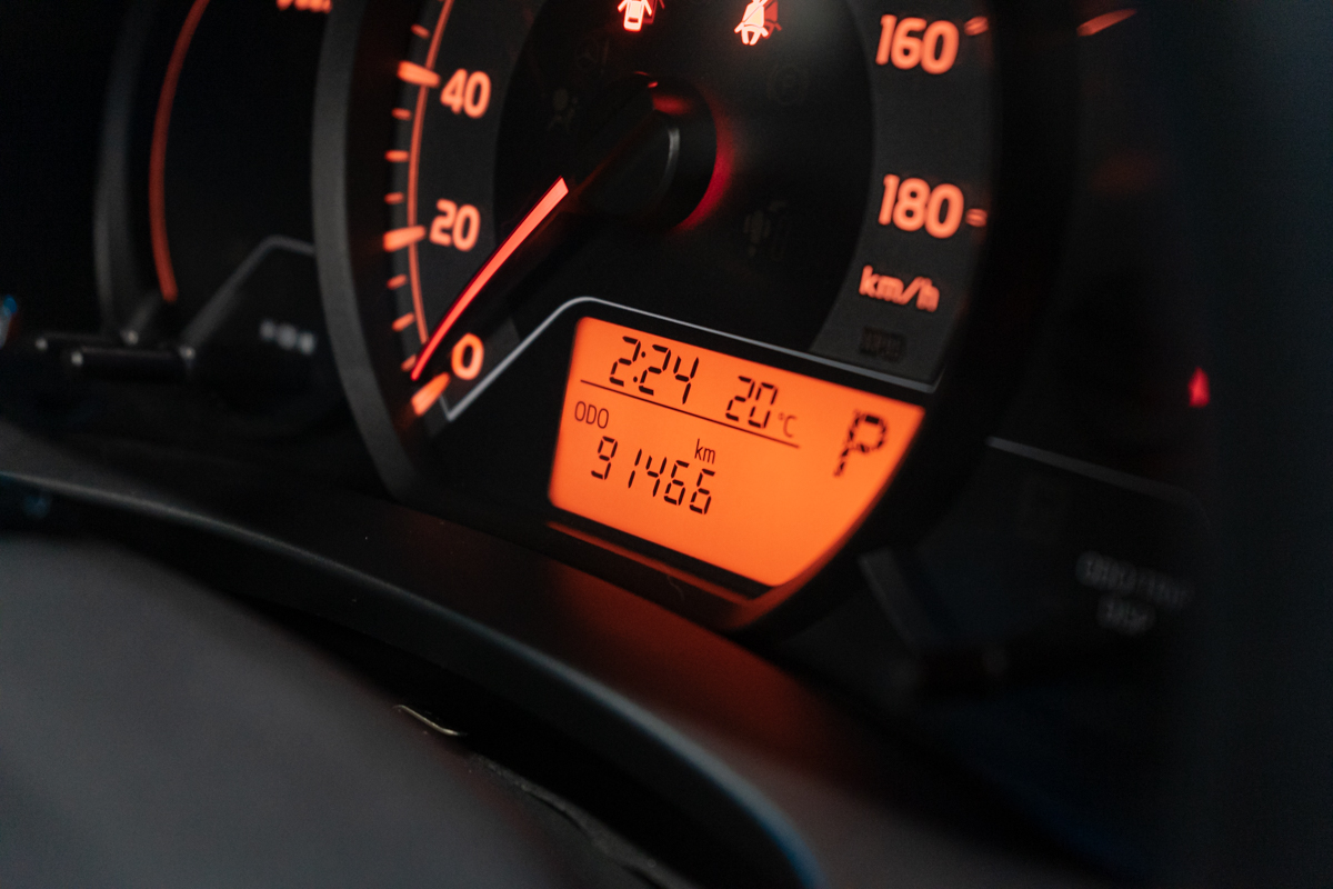 Toyota Vitz 2018, (Чёрный) с пробегом 91 466 км в Новосибирске
