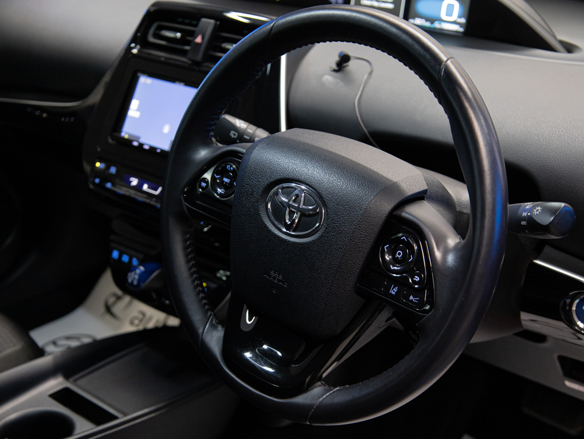 Toyota Prius 2019, (Синий ) с пробегом 100 891 км в Новосибирске
