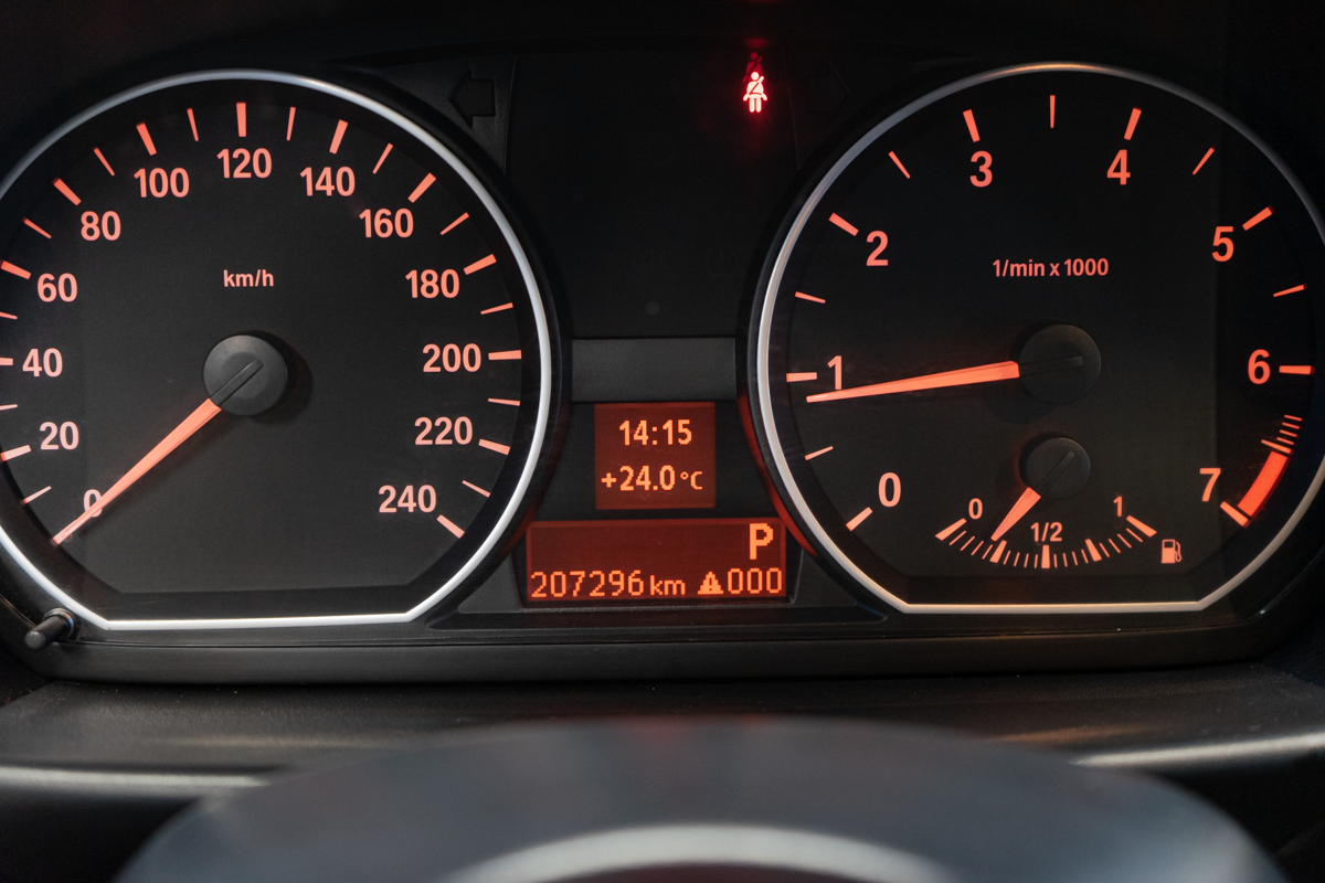 BMW 1ER 2010, (Черный) с пробегом 208 000 км в Новосибирске