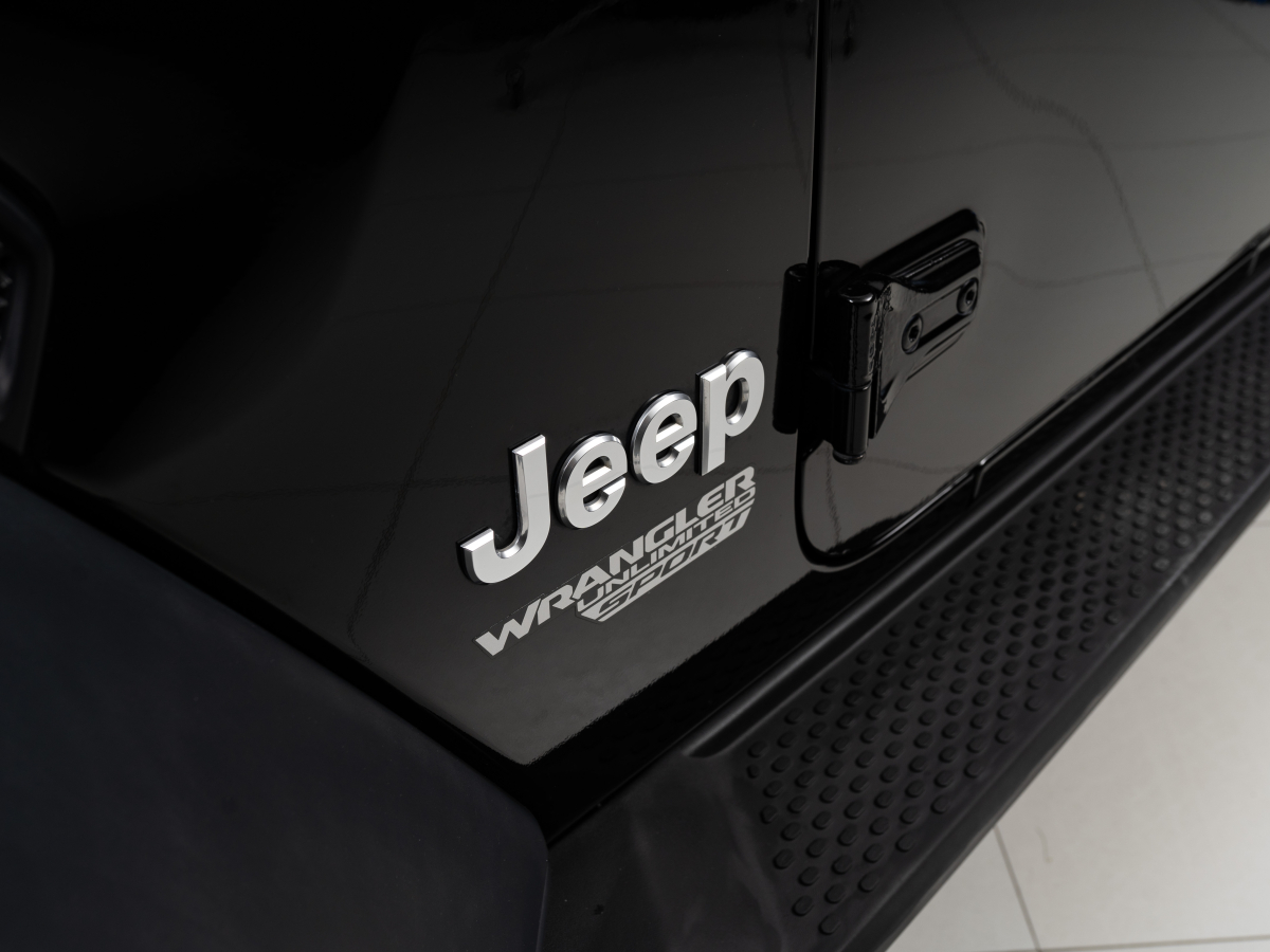 Jeep Wrangler 2019, (Черный) с пробегом 19 000 км во Владивостоке