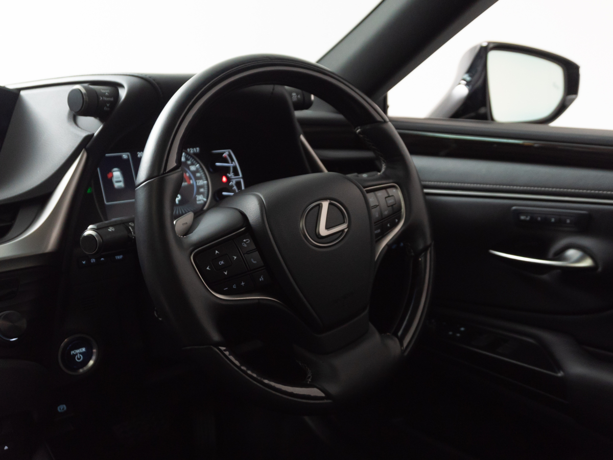 Lexus ES 2018, (Чёрный) с пробегом 94 000 км во Владивостоке