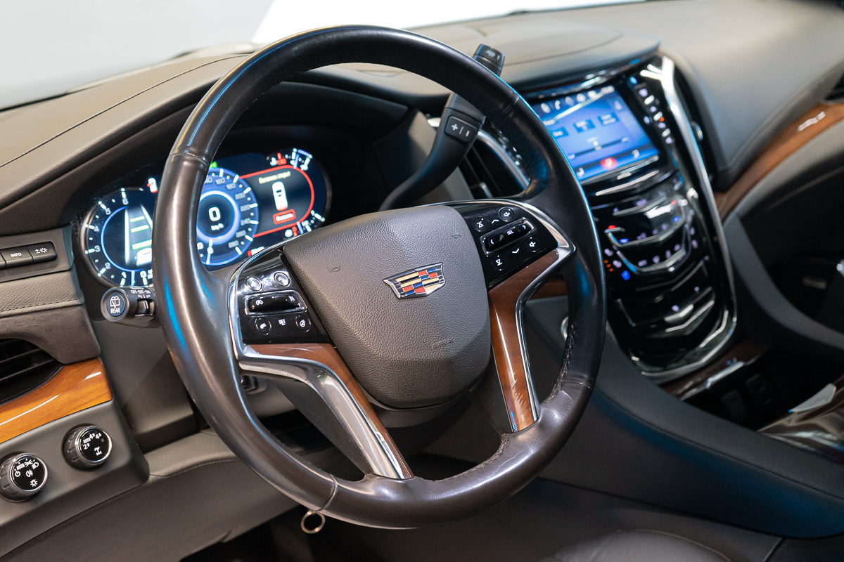 Cadillac Escalade 2019, (Чёрный) с пробегом 77 398 км в Новосибирске
