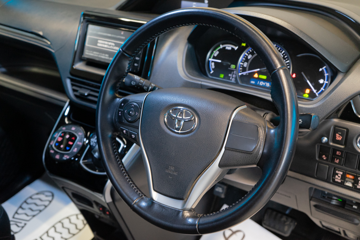 Toyota Esquire 2016, (Серый) с пробегом 110 000 км в Новосибирске