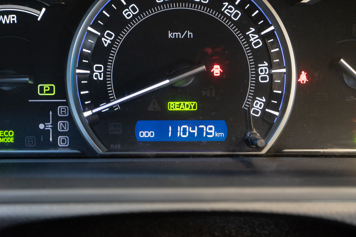 Toyota Esquire 2016, (Серый) с пробегом 110 000 км в Новосибирске
