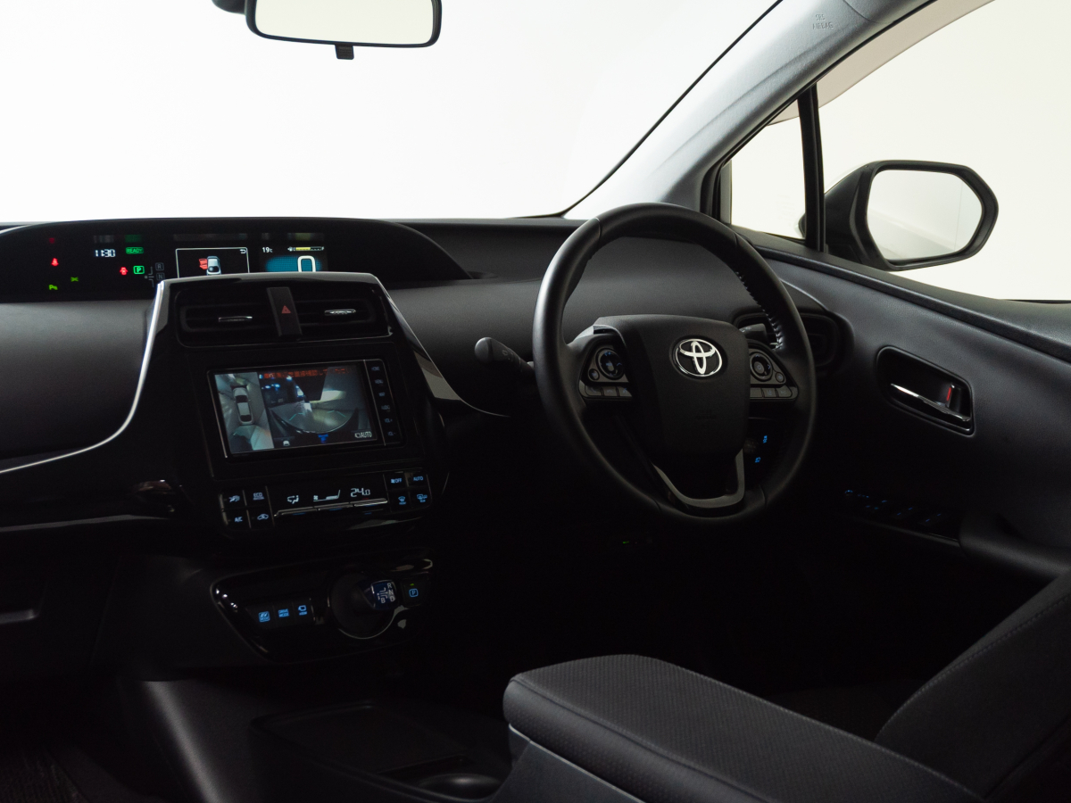 Toyota Prius 2020, (Серый) с пробегом 72 000 км во Владивостоке