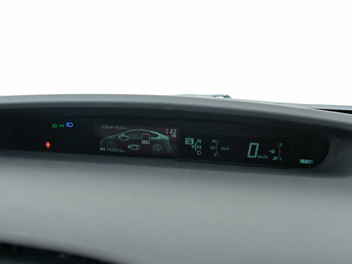 Toyota Prius 2014, (Чёрный) с пробегом 136 000 км во Владивостоке