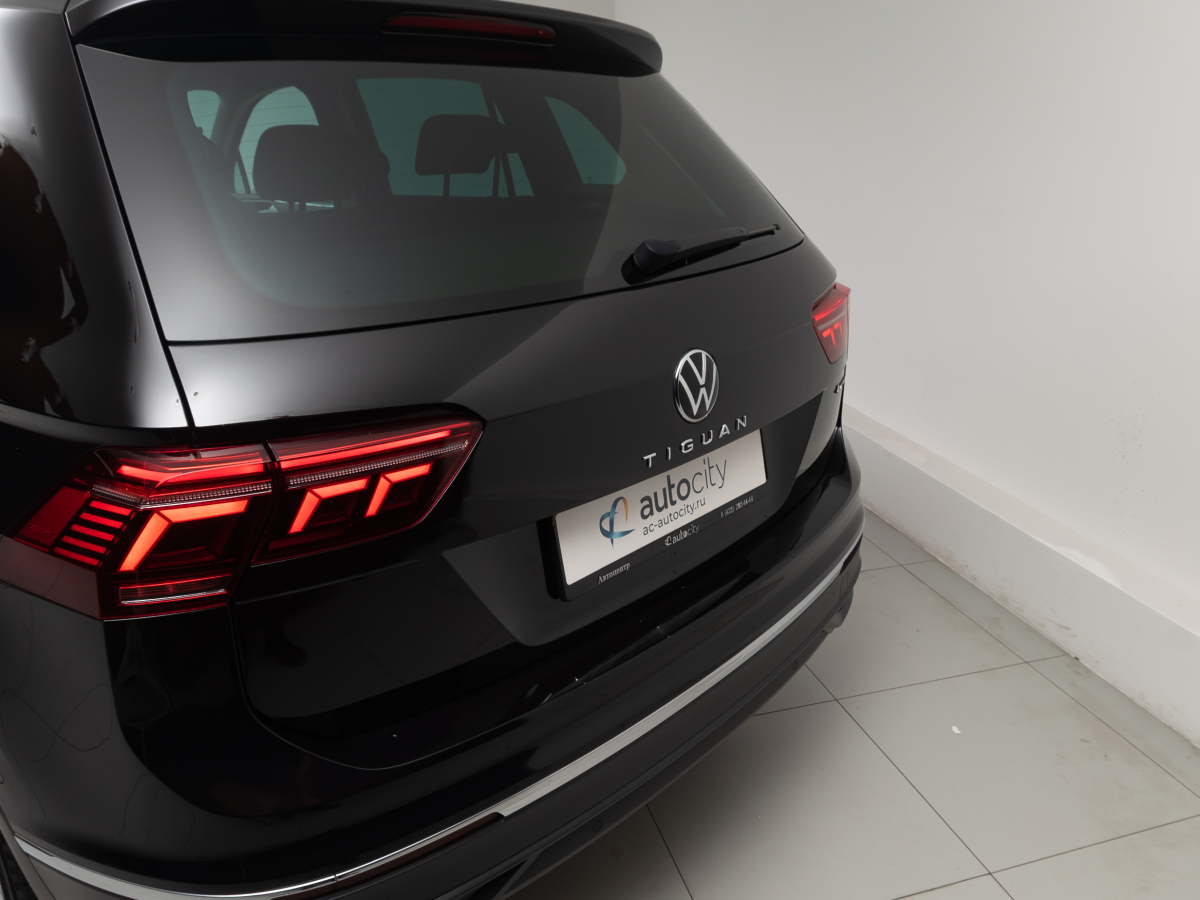 Volkswagen Tiguan 2021, (Чёрный) с пробегом 32 000 км во Владивостоке