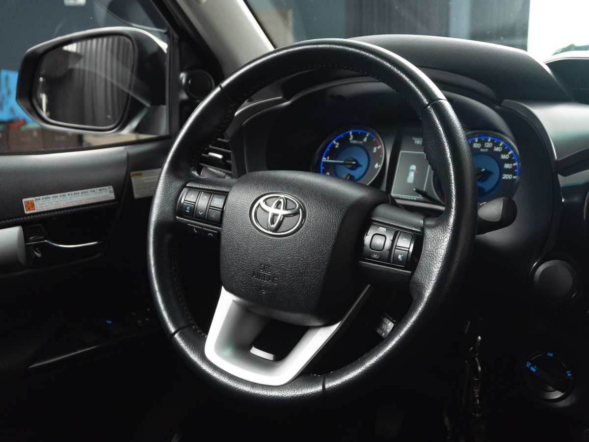 Toyota Hilux 2018, (Чёрный) с пробегом 133 000 км во Владивостоке