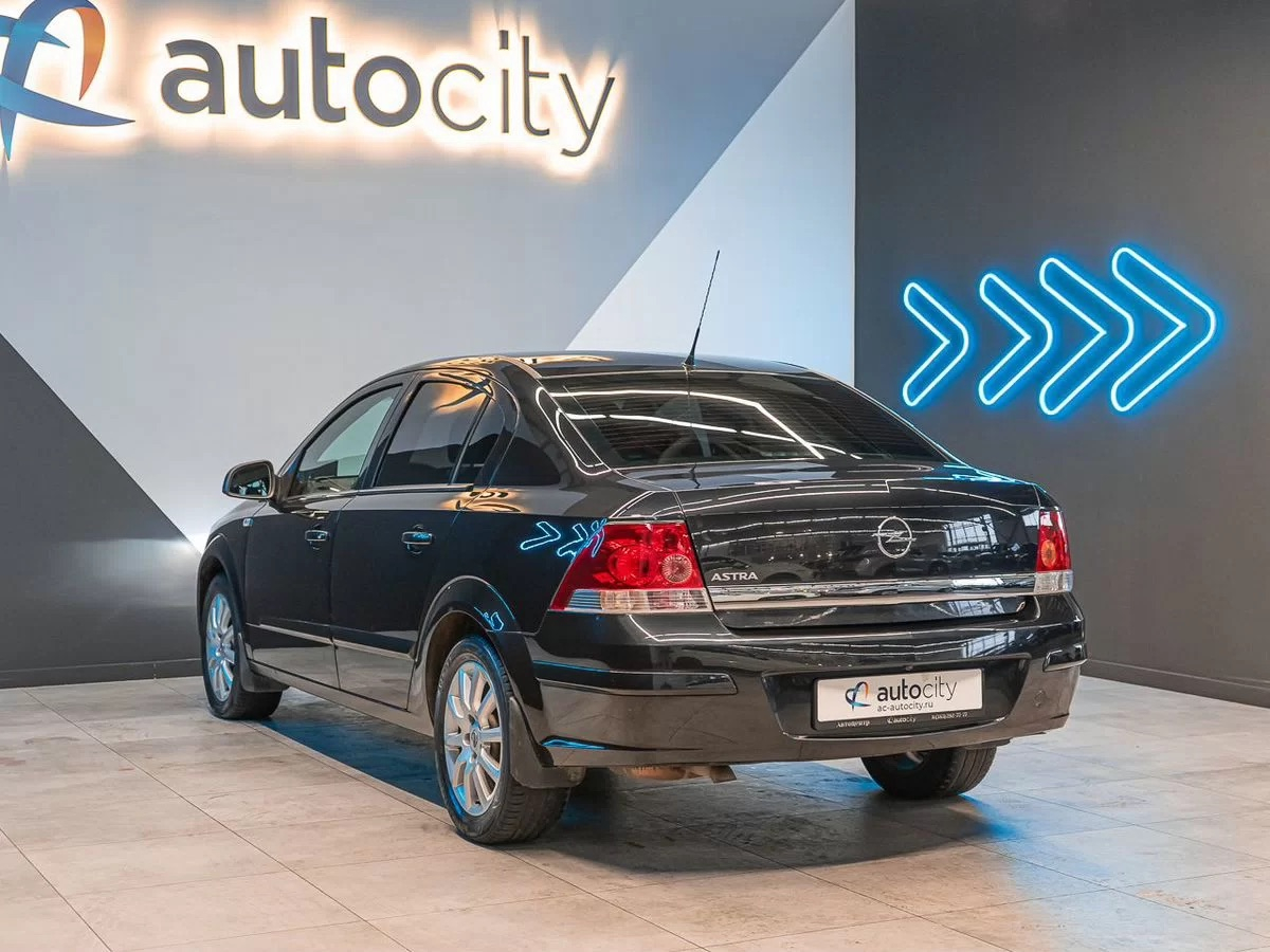 Opel Astra 2013, (Черный) с пробегом 144 346 км в Новосибирске