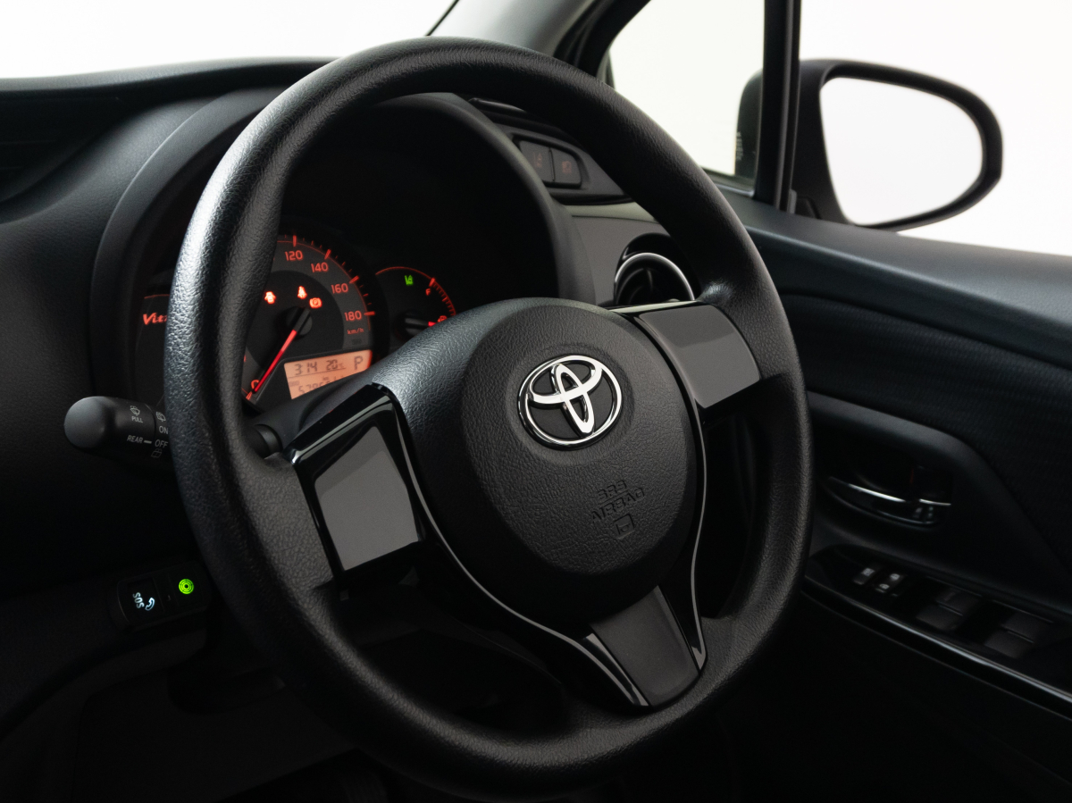 Toyota Vitz 2018, (Белый) с пробегом 58 000 км во Владивостоке