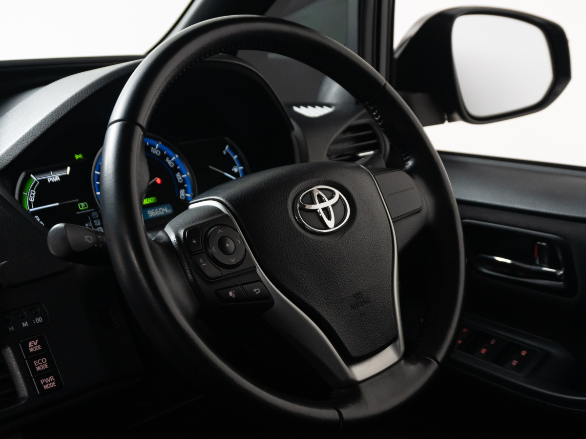 Toyota Voxy 2015, (Черный) с пробегом 96 600 км во Владивостоке