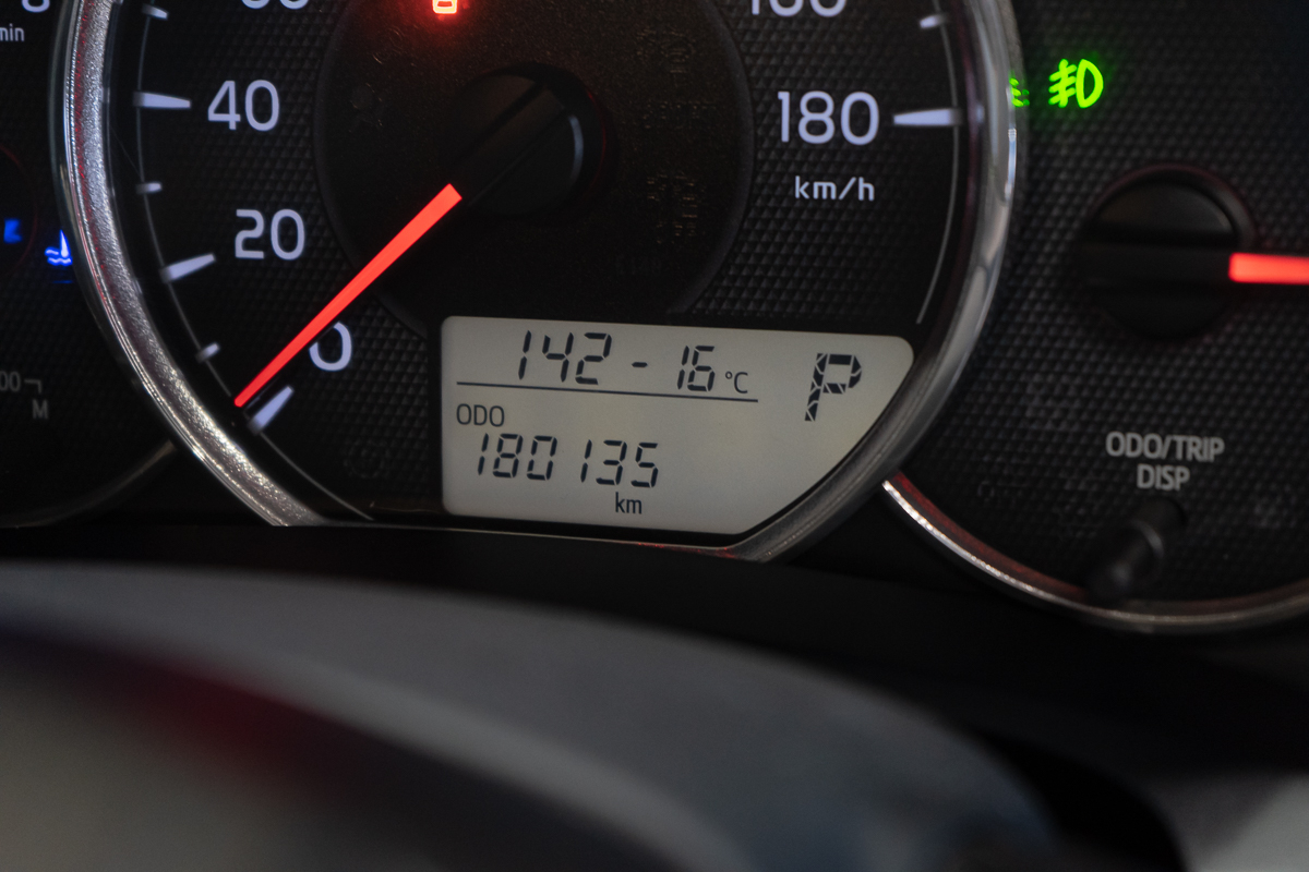 Toyota Corolla 2016, (Серый) с пробегом 180 135 км в Новосибирске
