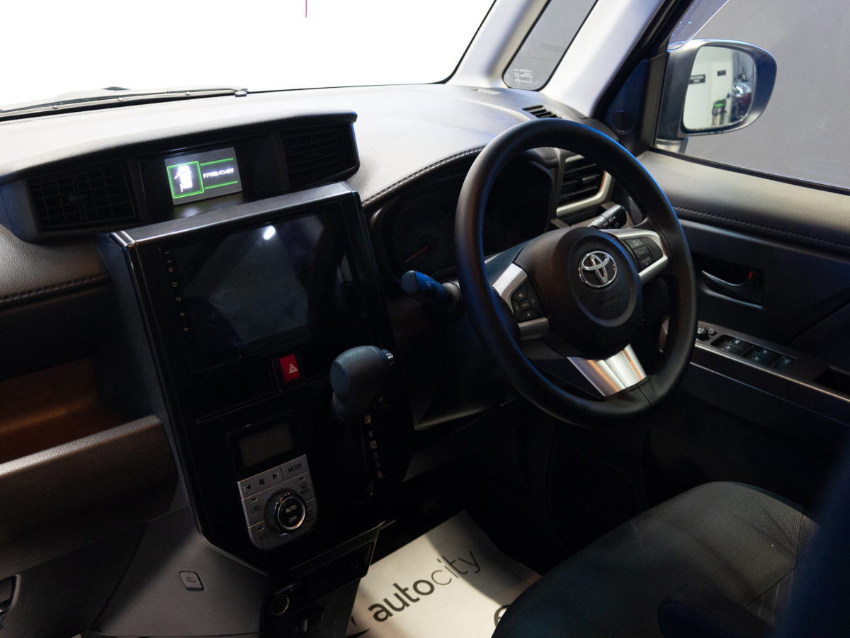 Toyota Roomy 2016, (Синий ) с пробегом 79 723 км в Новосибирске