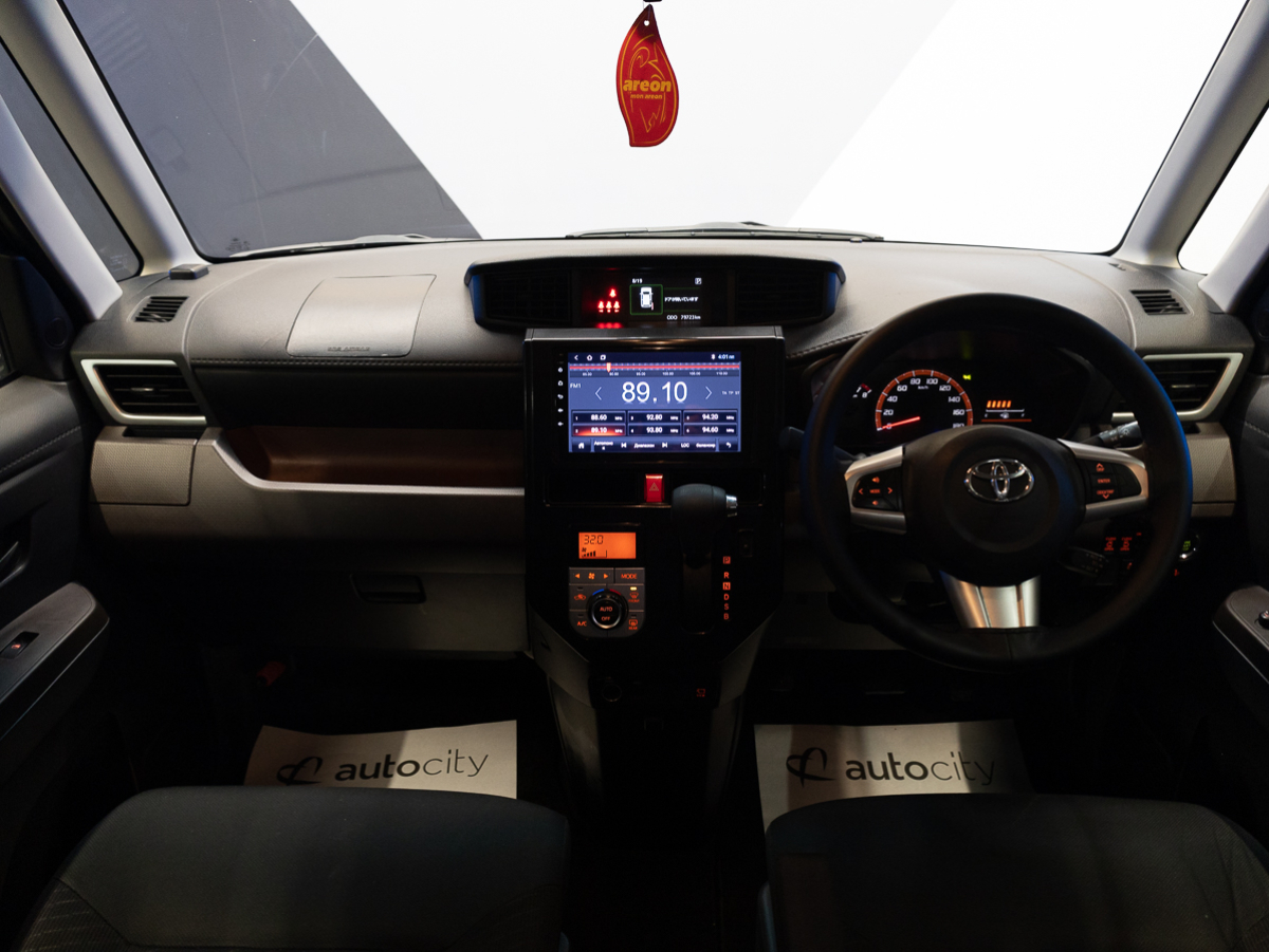 Toyota Roomy 2016, (Синий ) с пробегом 79 723 км в Новосибирске