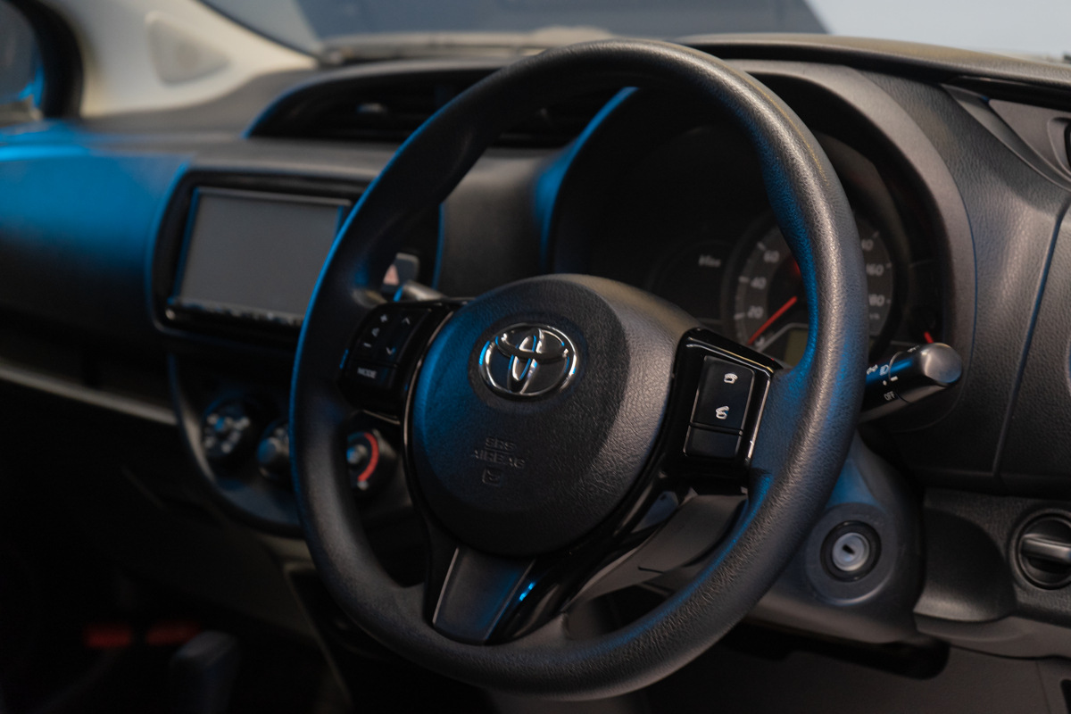 Toyota Vitz 2018, (Черный) с пробегом 87 551 км в Новосибирске