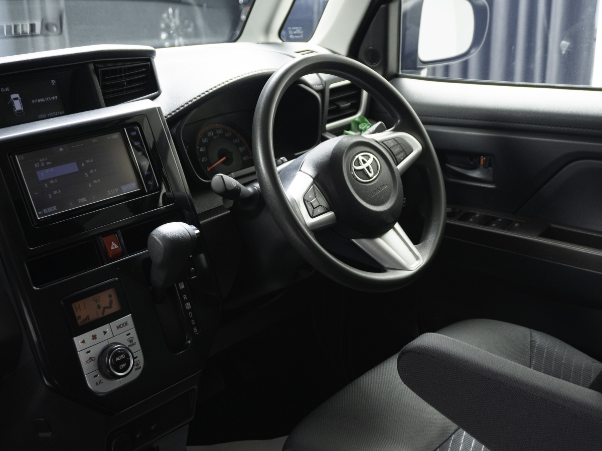 Toyota Roomy 2018, (Черный) с пробегом 140 000 км во Владивостоке