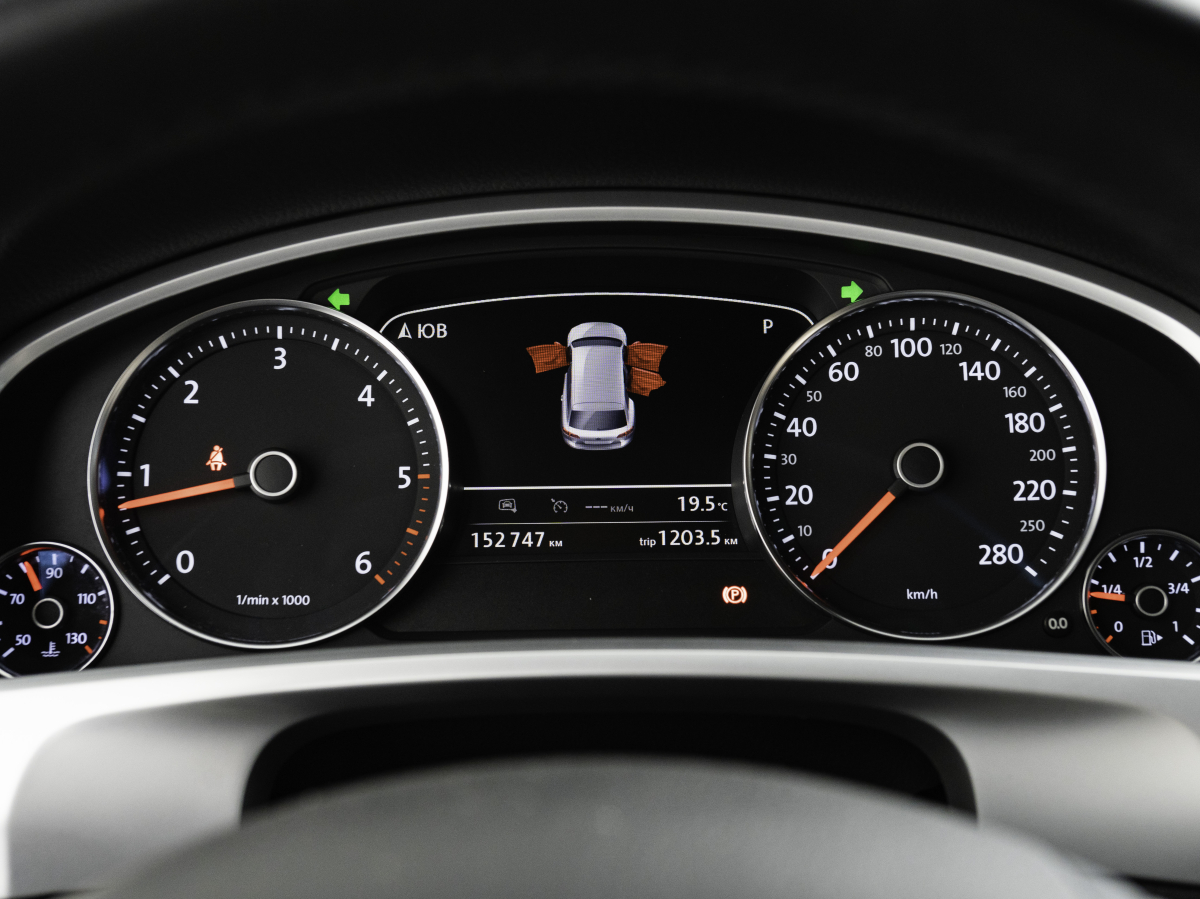 Volkswagen Touareg 2017, (Темно Синий) с пробегом 150 000 км во Владивостоке