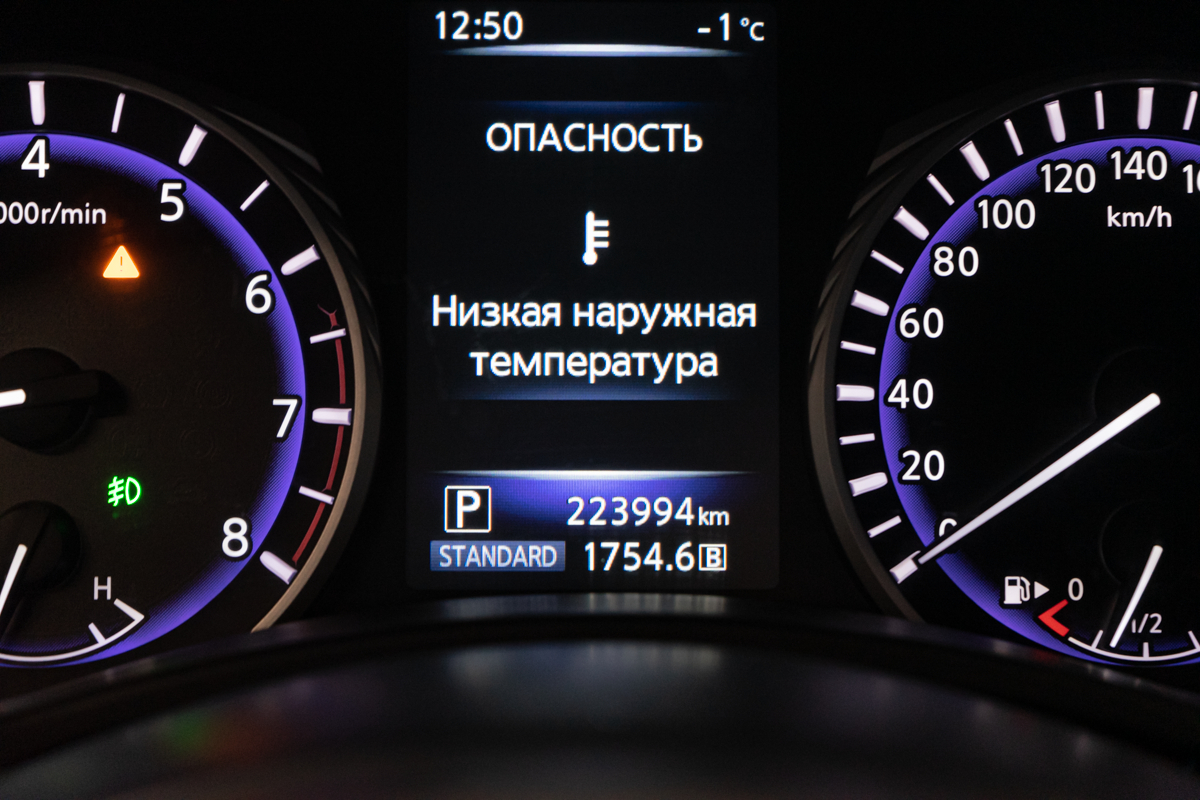 Infiniti Q50 2015, (Коричневый) с пробегом 223 995 км в Новосибирске